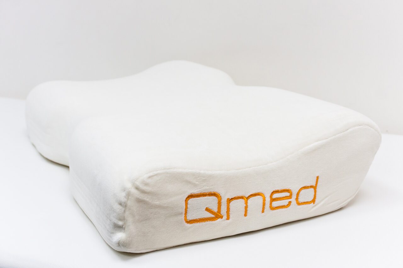 Ортопедическая подушка при шейном купить. Подушки ортопедические Qmed Premium. Qmed Premium Pillow ортопедическая подушка. Ортопедическая подушка с двойным профилем Qmed Vario Pillow. Ортопедическая детская подушка Qmed Baby Pillow.